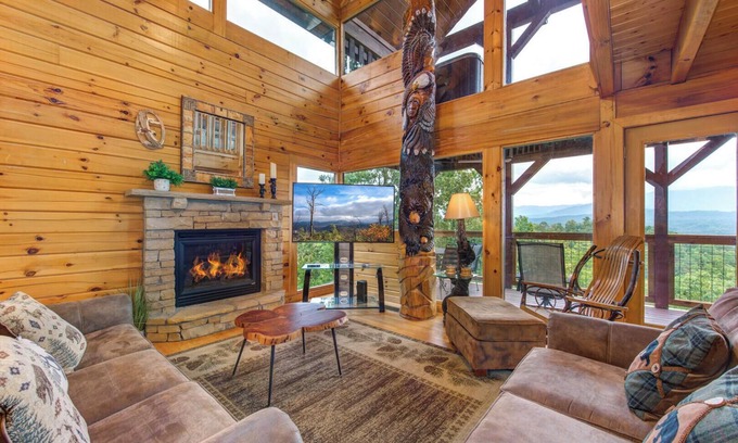 Gatlinburg - Pigeon Forge Resort | Eagle's View Lodge is a luxurious 4 bedroom cabin located in Starr Crest Resort