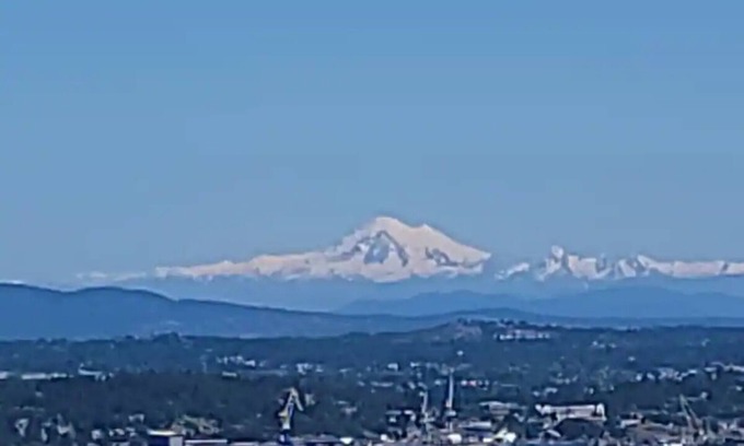 Colwood House | Eagle's View Penthouse: 180 degree unobstructed ocean and city views!
