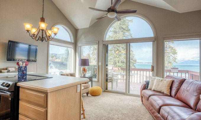 Lakeside Bed & Breakfast | Eagle View Apartment - Cozy Lakeside Retreat