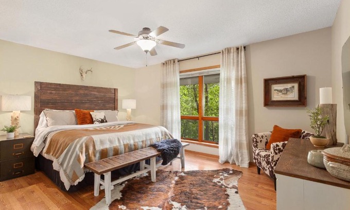 Rogers House | Eagles Landing - Cozy Cabin in the Woods - Walkable to Lake!