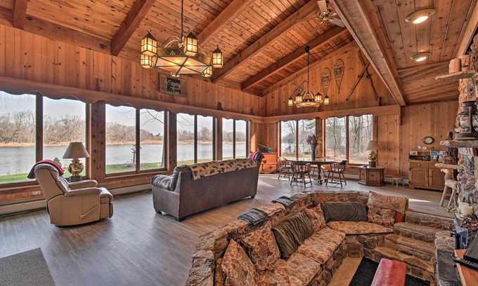 Baraboo Cottage | Eagles Nest - Baraboo Cabin on Wisconsin River!