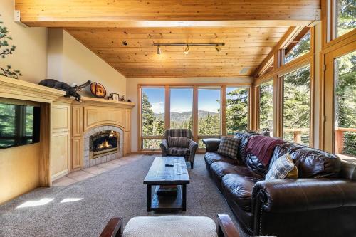 Alpine Meadows House | Eagles Nest by Tahoe Getaways - Pet Friendly with Hot Tub, Pool Table & Shuttle to Slopes