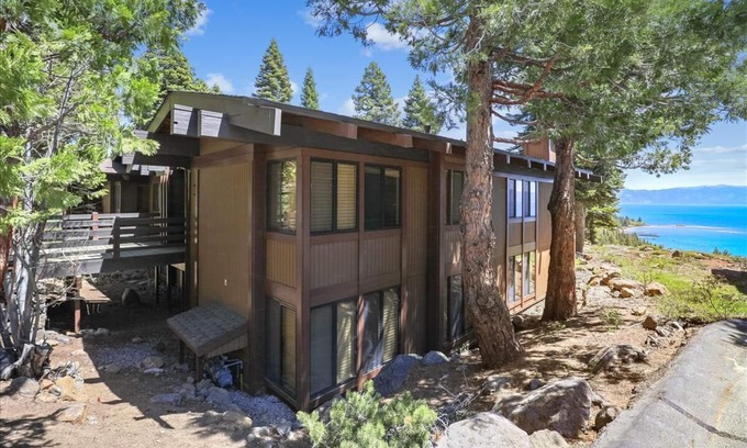 Tahoe City Condo | Eagles Nest Lakeview Condo #28