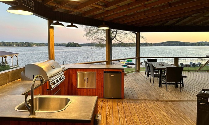 Shelby House | Eagles Nest on Lay Lake: Firepit & Stunning Views