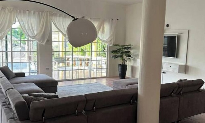Albion House | "Eagles Nest Villa 4 BDRM HOUSE" AC & Tv ALL roomsnn