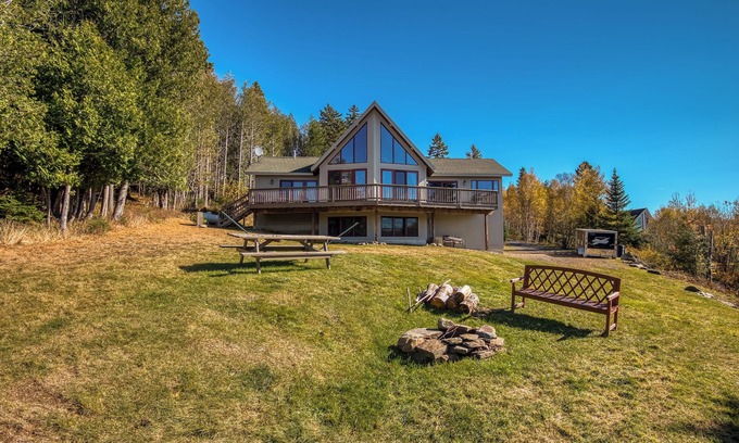 Rangeley Cabin | Eagles Rest - If you are looking for stunning mountain and lake views, this is the cabin for you