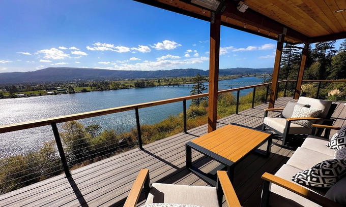 Cathlamet House | Eagles View Waterfront Luxury Retreat W/Outdoor Tub. On Columbia River Cathlamet