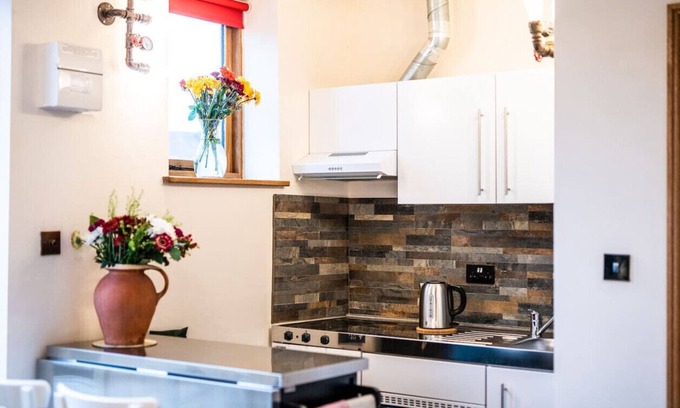 Grafton Regis Cottage | Eakley Stables 1 - Woody: Cosy Countryside Retreat close to Milton Keynes