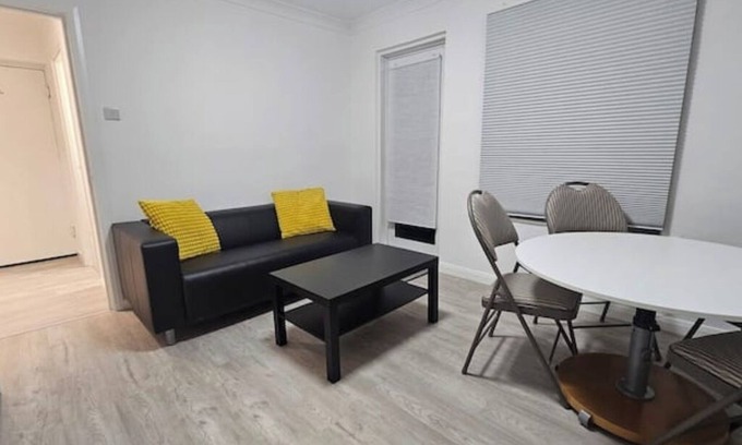 Mapesbury Apartment | Earl's Court 2 bed Terrace Flat
