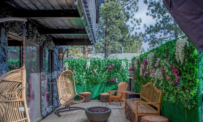 Woodlands Cabin | Early and Late Check in/out Times + GameRoom + Gorgeous Remodel + Huge Yard