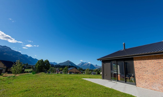 Glenorchy House | Earnslaw View, new build 3 bedroom holiday home