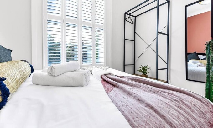 Seven Sisters Apartment | Earth Tones and Greenery: 4BR Flat Sleeps 8