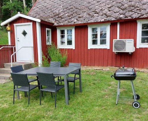 Horja House | Easily accessible cabin with woodburner outside Hässleholm