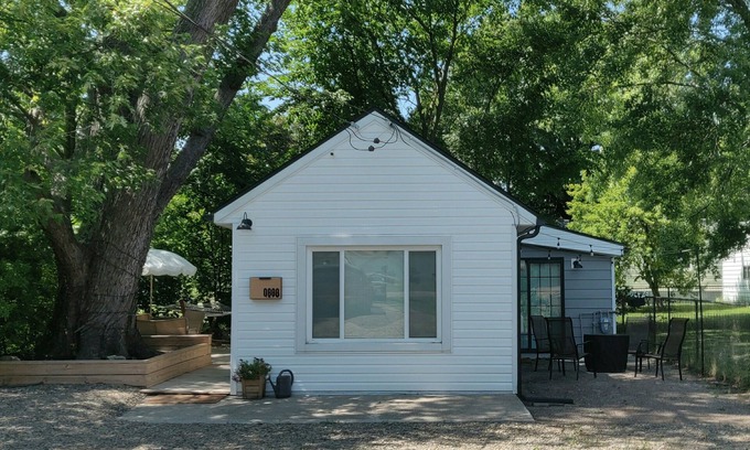 Erie House | East 38th Escape ~ 10 minute drive to the lake