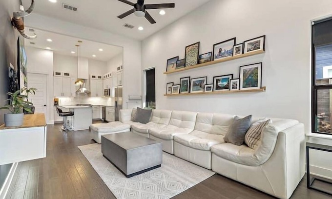 Chestnut House | East Austin, 4 BR, Modern | The Allen