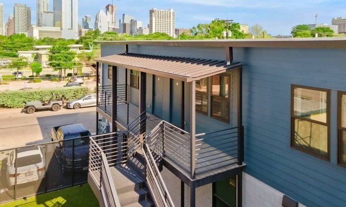 East Cesar Chavez Apartment | East Austin Condo - 2 Bedroom|Free Parking