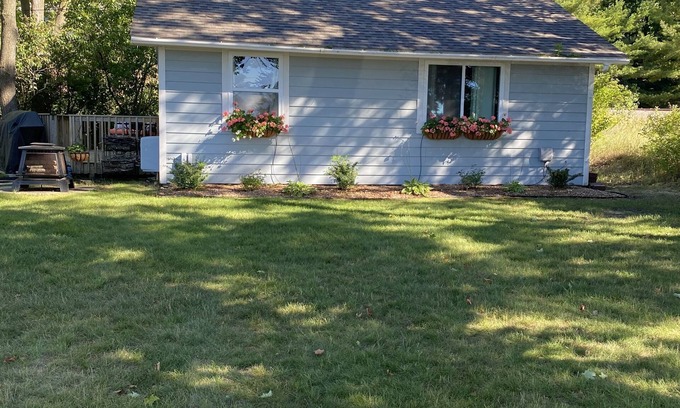 Acme Cottage | East Bay Getaway Cottage - Minutes away from Downtown Traverse City & Horse Show