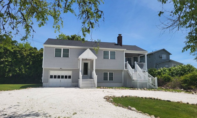 Charlestown House | East Beach House 100 yard walk to Blue Shutters Beach, Clean and Open, Sleeps 6