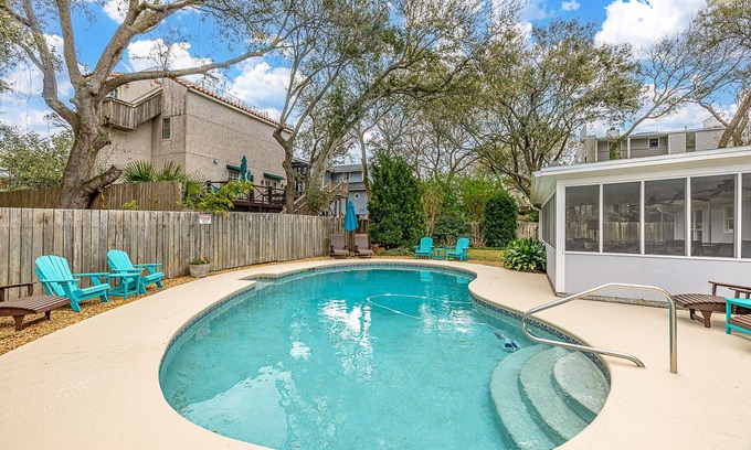 East Beach House | East Beach Cottage, Pool, Steps to the Sand!