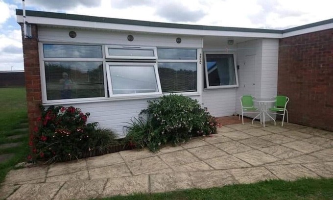 Great Yarmouth Ski Chalet | East Coast Chalets 300 Dog friendly Field views @ California Sands