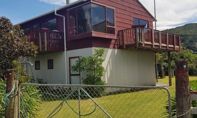 Mahia House | East Coast Escape - Bach with seaviews