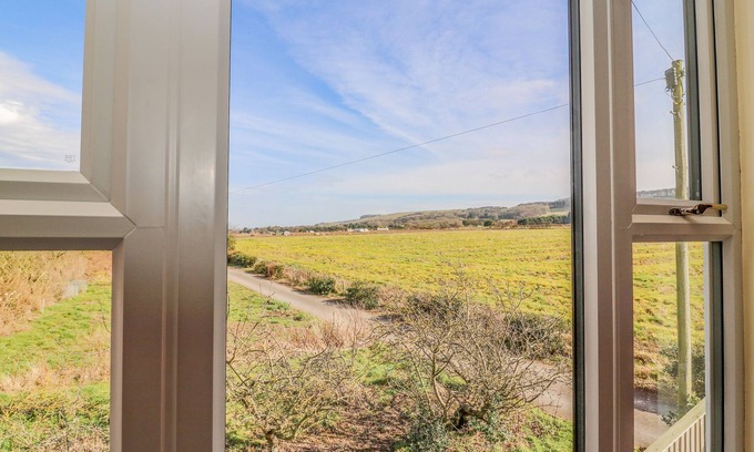 West Heslerton House | EAST COTTAGE, pet friendly, with pool in Rillington