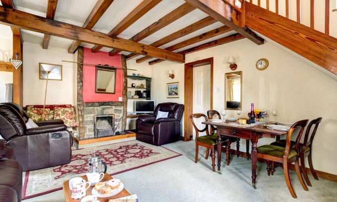 Worton House | East Cottage - Two Bedroom House, Sleeps 4