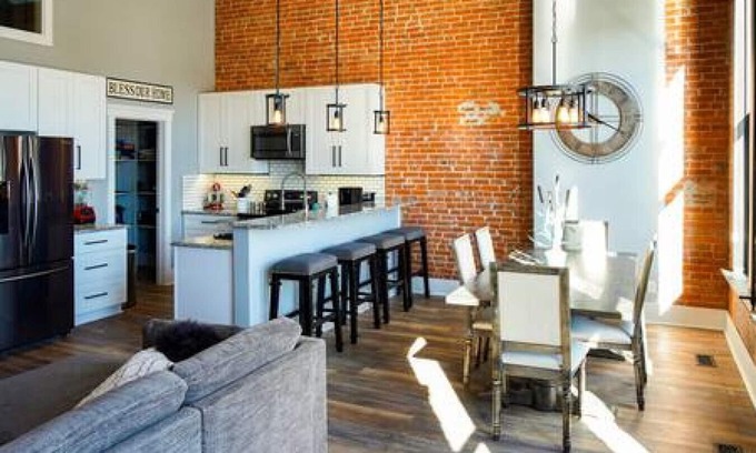 Baker City Apartment | East Empire Theatre Loft, Downtown! Sleeps 4, Local Golfing 50% Off!