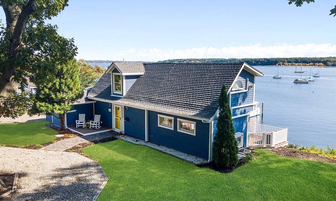 East Greenwich House | East Greenwich Waterfront Gem: Renovated w/ Kayaks