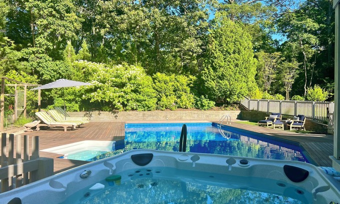 Northwest Harbor House | East Hampton Walk/Bike to Sunsets on the Beach