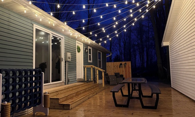 East Jordan House | East Jordan Retreat: woodsy setting, game room, AC, deck, hammocks, fire pit!