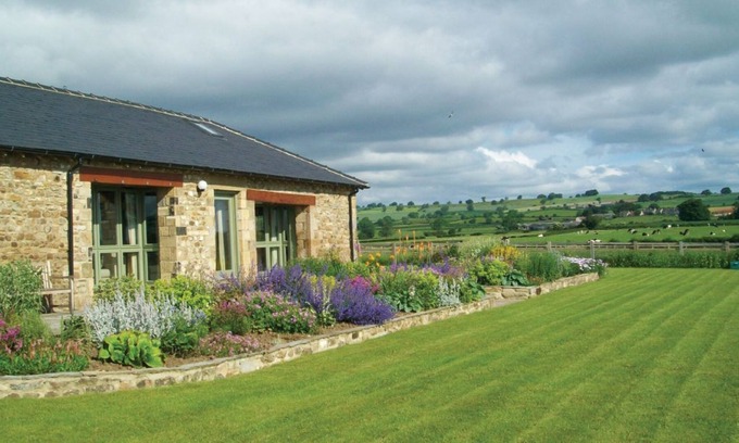 Bedale House | East Lodge is a comfortable single storey barn conversion in 30 acres of grass and woodland.