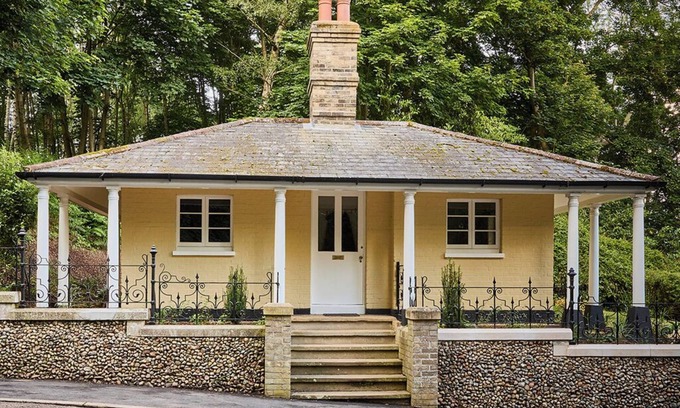 Dedham Cabin | East Lodge is set on edge of the beautiful Langham Hall Estate