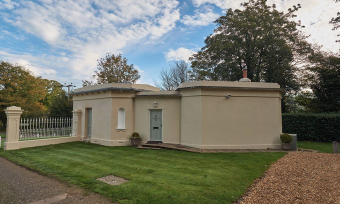New Forest District Cottage | EAST LODGE, pet friendly, character holiday cottage in Fordingbridge