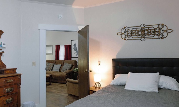 Mobridge House | East Lodge
