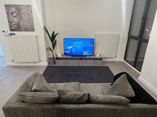 Barking Apartment | East London penthouse views 2bd