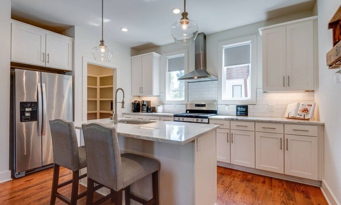 Katie Hill Neighborhood House | East Nash 8 min to DT! Sleeps 8
