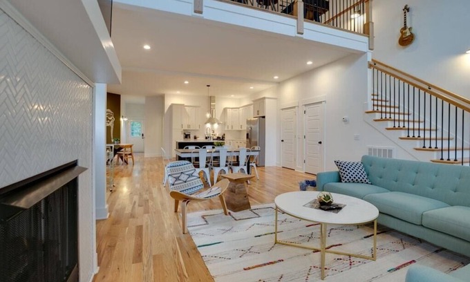 Cleveland Park House | East Nash~A+ Location. 2.5 mil to Broadway~Private yard.Perfect for large groups