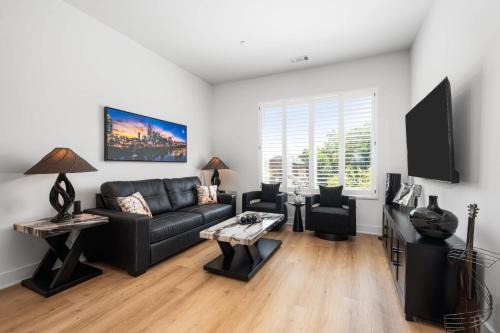 Inglewood House | East Nash Condo for 4 with Public Rooftop Near DT