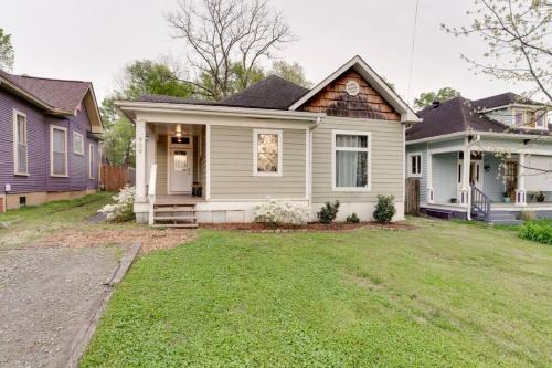 Eastwood House | East Nash Retreat- Sleeps 10, Yard, Walk to Bars!
