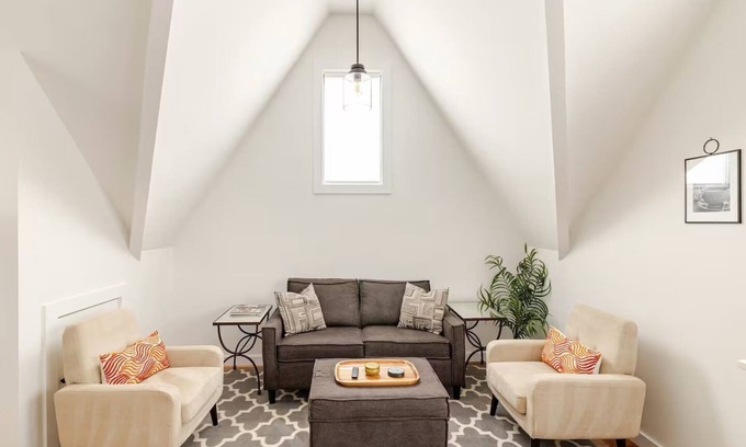 East End Cottage | East Nashville New Guesthouse Walk to 5 Points!