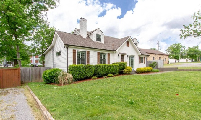 Inglewood Apartment | East Nashville Paradise - Large Backyard