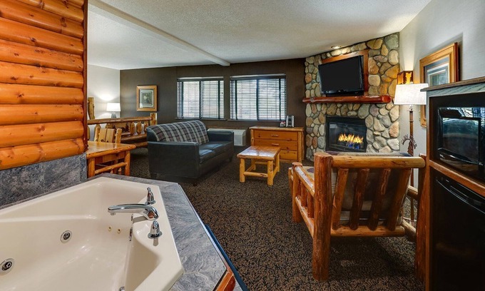 Peoria Hotel | East Peoria Stays: Rustic to Modern, River Views, Pools & Free Breakfast