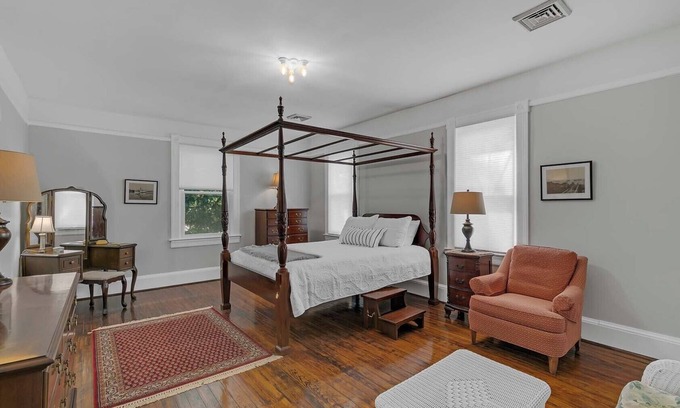 Foster House | East River Water Views and marina access in walking distance