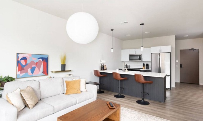 Lower East Side Apartment | East Side Luxury 1BR Apt - Near Brady St with Balcony and Lounge