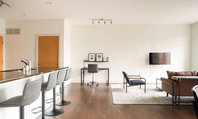 Yankee Hill Apartment | East Side Upscale Apartment Near Lake Michigan2BR CG1 - Gym+Balcony+Lakefront