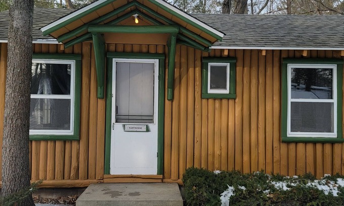 East Tawas Cabin | East Tawas 1 bedroom Hawthorne cabin.