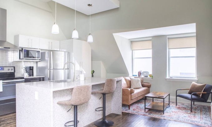 Westown Apartment | East Town 1BR Apartment MF5