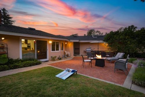 Montecito House | East Valley Manor by AvantStay Minutes to the Beach