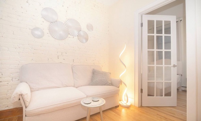Ukrainian Village Apartment | East Village Center Apartment w Full Amenities Great New York Location